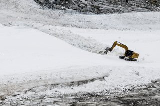 Les pelleteuses en action sur le glacier du Théodule à Zermatt (VS). KEYSTONE/JEAN-CHRISTOPHE BOTT © KEYSTONE